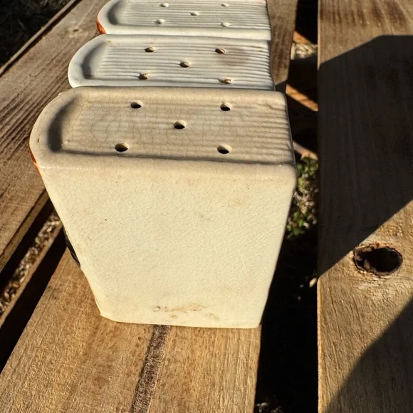 VINTAGE DECORATIVE COLLECTIBLE BOOK SHAPED SALT CLOVES PEPPER SHAKERS W/ ROOSTER - Picture 5 of 8